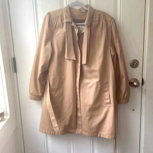 Vintage London fog women’s trenchcoat Tie neck fully lined tan